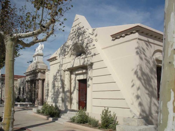 Fachada del cementerio de Poble Nou