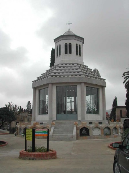 Campanario y capilla del cementerio de Sant Andreu